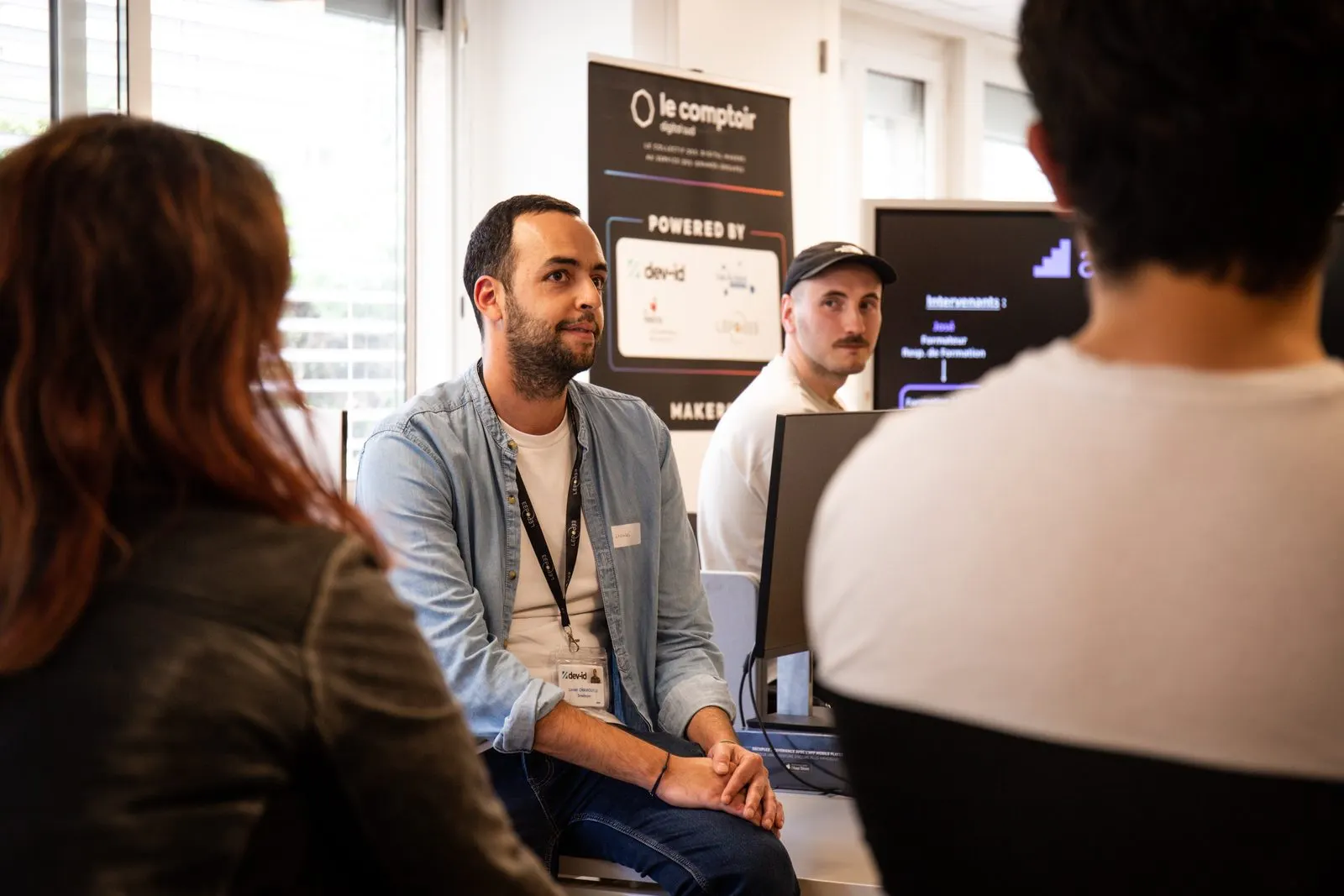 Conversations at a Dev-id event at the Comptoir Digital Sud