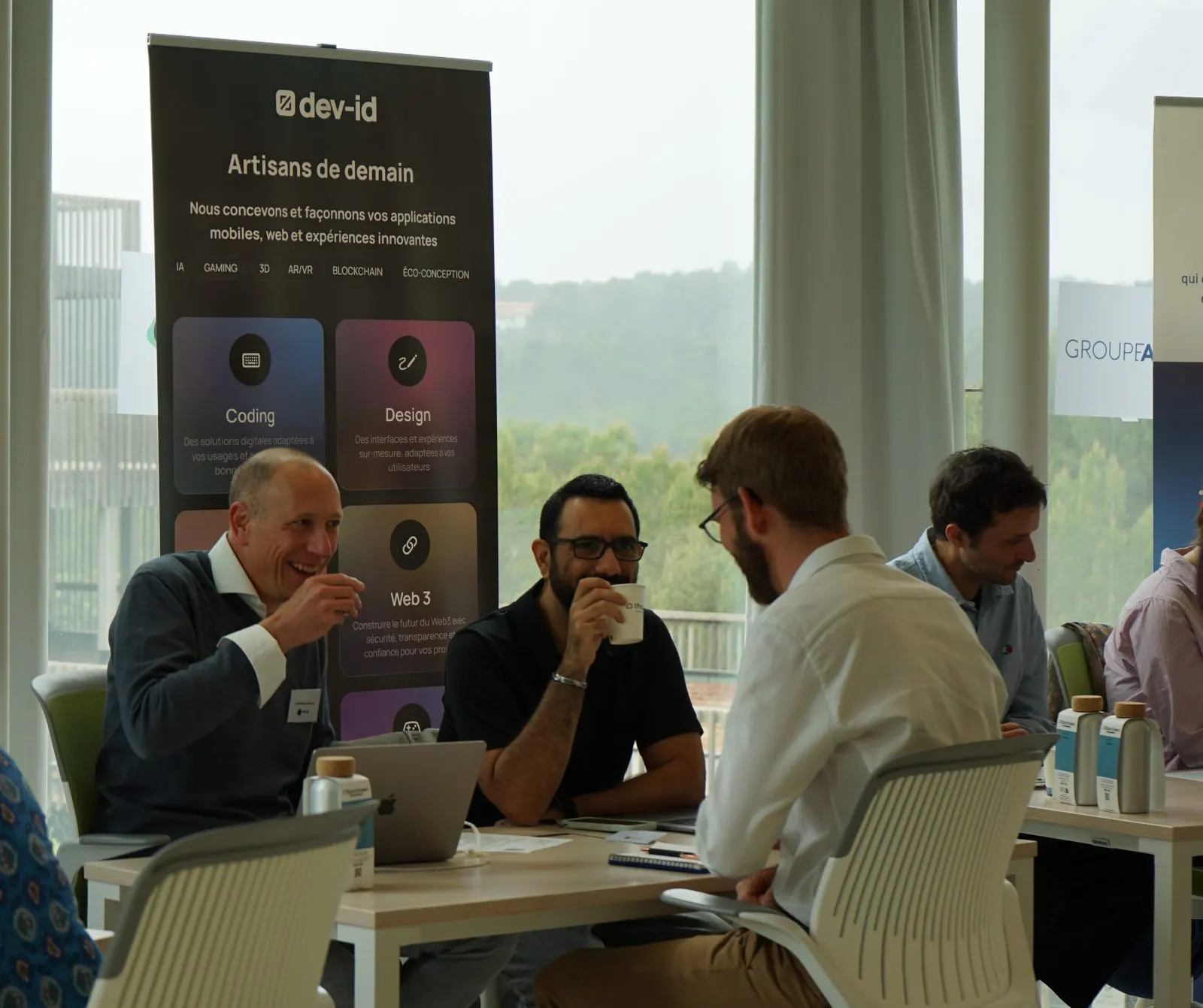 Business meetings around the Dev-id stand