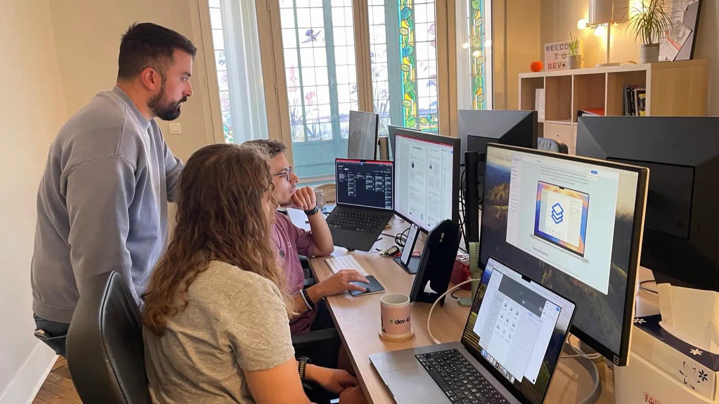 A group work session in front of screens at the Toulouse workshop